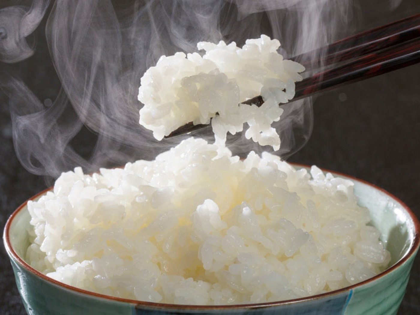 湯気の立つ炊きたてのご飯